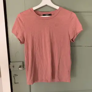 Fin rosa T-shirt från bikbok köpt för några år sedan, knappt använd🌸