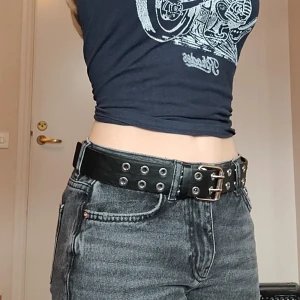 Skärp med metallnitar - Säljer detta jättecoola skärp med nitar då jag bytt stil. Passar de flesta då man kan justera väldigt mycket. Liten defekt som syns i bild 2 men ingen som syns när man har på sig det💕 Priset är inte satt