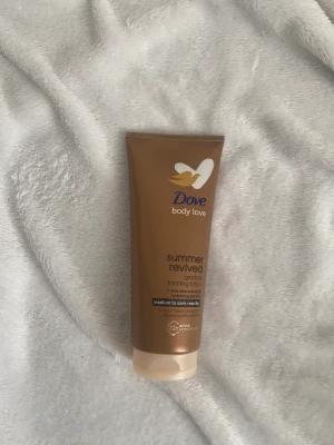 DOVE sunmer revived tanning lotion  - perfekt nu till sommaren!  oanvänd! möts endast i Malmö vid köpa av denna.  