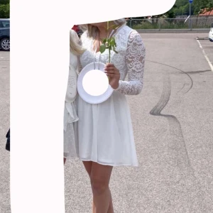 Vit klänning  - Vit avslutning/student klänning från nelly.com  Använd endast en gång