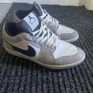 Jordans skor - Ett par fina Jordans köpte i sommras❤️ser ut som ny super bra stick❤️ säljer för att det är för små för mig❤️