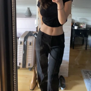 Lågmidjande kostymbyxor  - Säljer mina lågmidjande kostymbyxor som är köpta från nelly. Säljer dom då de aldrig kommit till användning, därav är dom i jätte bra skick. Köpte för 499kr och säljer för 250🤍köparen står för frakt!!🤍