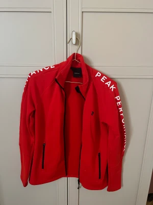 Peak performance tröja - Säljer min peak performance tröja, nytt skick då den aldrig varit använd men prislappen är borta 