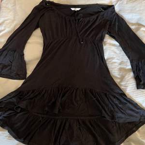 Super fin svart klänning från Joy strl 34🌸Utsvängda ärmar