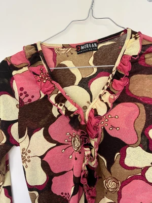 Vintage blus - Gullig vintageblus köpt från en marknad i Paris! Lite mesh-aktigt tyg. Köparen står för frakt🌸