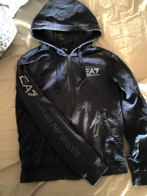 Ea7 hoodie - Emporio Armani hoodie Storlek S Använd i använt skick Lite solblekt  Inga hål eller skador