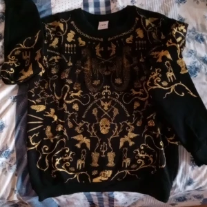 Zara Tröja med 💀  - Ganska liten i strlk. Xs förmodligen. För tight för min del