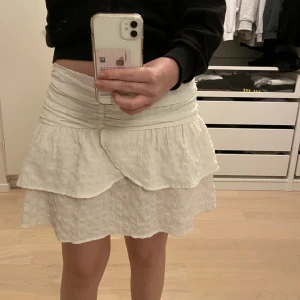 Volangkjol  - Säljer min älskade kjol som jag tyvärr inte får användning för längre! Liten i storleken 💕