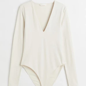 vit body - jättefin långärmad body, aldrig använd🤍🤍