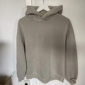 Beige/grå hoodie köpt på Sellpy. Fint skick