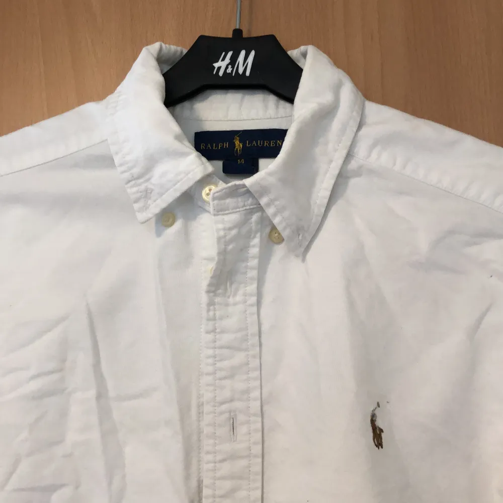 Säljer denna vita Raulph Lauren skjorta då den är för liten. Inga skador eller fläckar.. Skjortor.