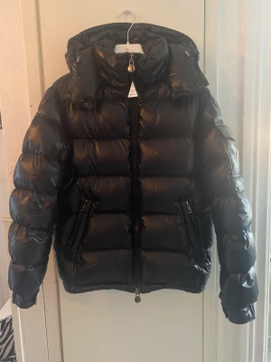Moncler  - Jag säljer nu min moncler maya jacka, köpt förra året i vintras på monclers hemsida. kvitto finns skriv om ni har frågor :) 