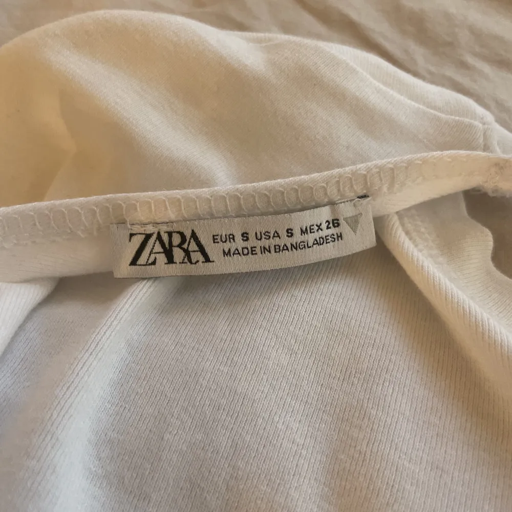 Säljer min tröja från zara med öppen rygg, aldrig använt den💗. Blusar.