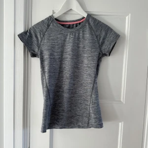 Tröningströja  - Fin träningströja från h&m i storlek 146-152 men passar en xs