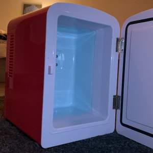 Rosa mini kylskåpet med både kalt o varmt med fläktar på utsidan! 