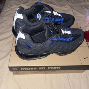 Air Max 95 Royal/Black - Storlek 44 Köpta i mitten av sommaren men är inte min stil Kom dm för mer info Använda mindre än 7 gånger super bra skick