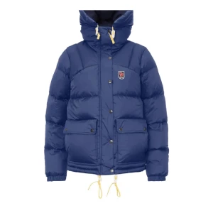 Fjällräven jacka - 5000kr går ej o ändra till sek i bion .Fick i julklapp förra året, nya modellen och är i bra skick. Skulle kunna tänka mig att byta till en grön eller svart💞