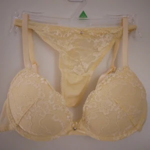Ljusgul pushup BH i spets. Uttagbara pads. Felfri. 75A. - Ljusgul pushup BH i spets. Uttagbara pads. Felfri. 75A. Se bilder för egen bedömning.  (Nypris på BH var 149 kr.) GE EJ PRISFÖRSLAG OM DU INTE TÄNKT FULLGÖRA AFFÄREN/FAKTISKT KÖPA, TACK.)