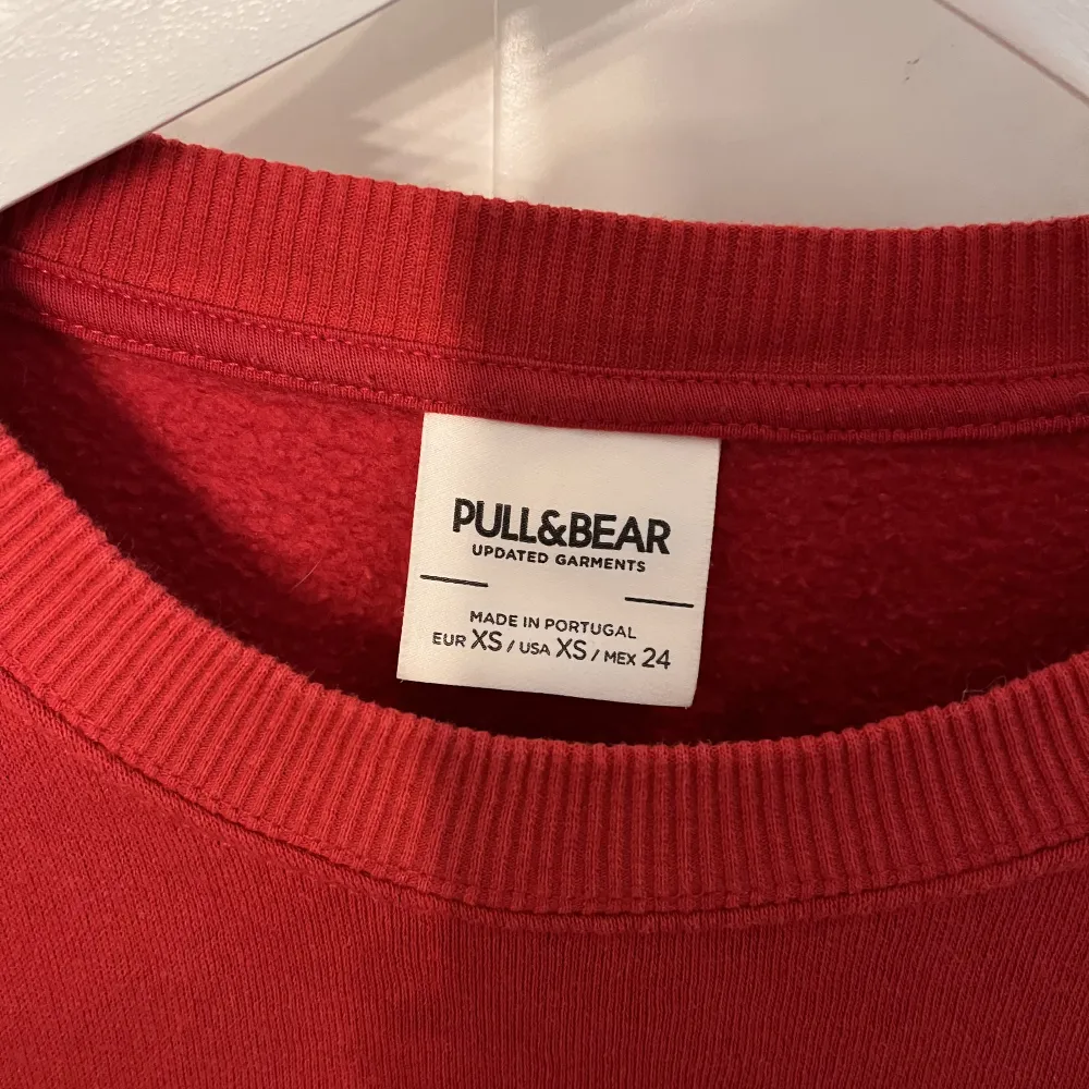 Supersnygg sweatshirt köpt från pull&bear, använd fåtal gånger . Hoodies.