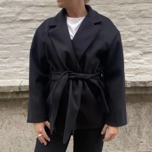 Kappa - Kort kappa från missäy, storlek M sitter lite oversized på mig🥰  Frakt tillkommer! Pris går att diskutera, kan även tänka mig byta mot en kappa från design by si🥰