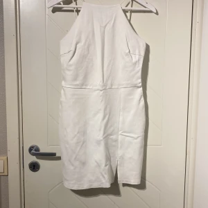 Tre små klänningar - Alla för 60kr tillsammans och är i storlek L men den rosa är rätt kort så skulle säga M/S på den. Alla i bra skick den rosa är aldrig använd.