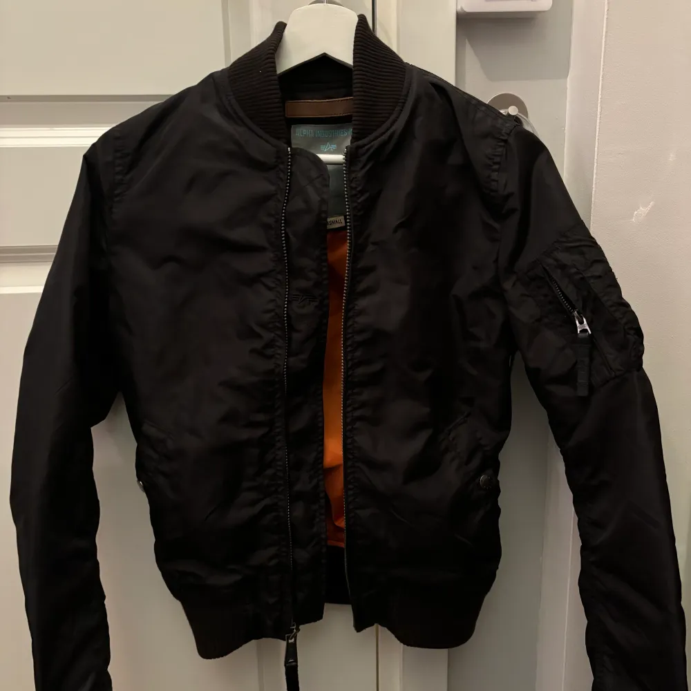  bomberjacka från alpha industries, strolek XS.  Jättebra skick dock saknas den röda hängande märkes grejen på vänster armen, men själva jackan är som ny.. Jackor.