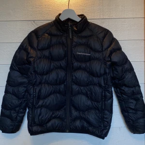 Peak performance JR helium - En jättefin Peak Performance JR helium jacketjacka i storlek 150. Inga hål eller frakturer, i perfekt skick. Använd 1 säsong. Säljer pågrund av för liten storlek. 💕 Säljer för 1000kr. 