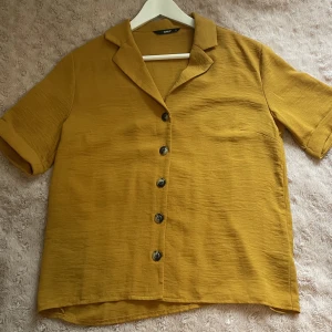 Gul Only t-shirt skjorta - Har inga fläckar eller hål Använd 1 gång