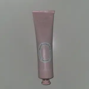 Säljer en oanvänd handkräm som doftar så gott! Fin rosa förpackning💞