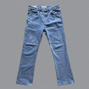 Säljer dessa ljusblå jeans från Just Junkies med straight/bootcut passform. De har endast kommit till användning ett par gånger och är därför i toppenskick👍🏻skriv privat för fler bilder/frågor 🤝