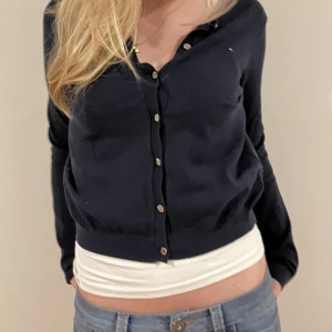 Cardigan - Superfin kofta!!💕Köpt secondhand men är ändå i jättebra skick❤️❤️Den är i barnstorlek men passar både xs och s skulle jag gissa💗