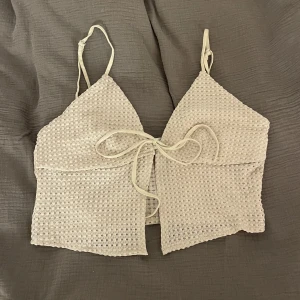 Beige croptop  - Gullig beige croptop i ett stickat material med rosett🫶🏼