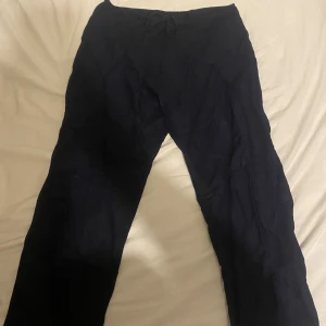 Linnebyxor - Säljer mina gamla blåa linnebyxor, vet inte vad det är för märke! Sitter bra ifall man gillar att ha lågmidjat. Skulle säga att de är närmast storlek xs! Finns dragkedja samt snörning. Använt mycket förr men ändå fint skick!🦕