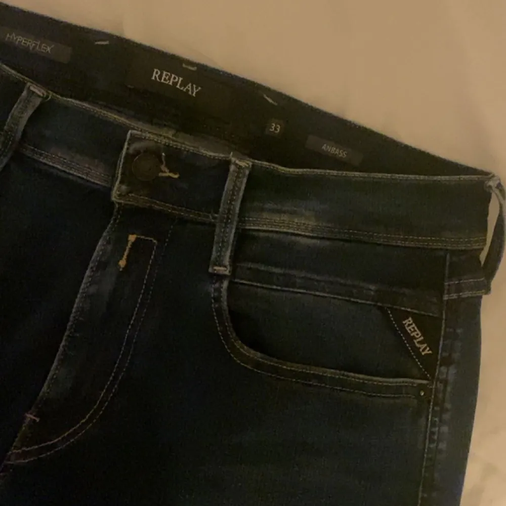 Säljer dessa feeta replay jeans som passar pefekt nu till vinter. Skriv vid frågor, pris kan diskuteras vid snabb affär . Jeans & Byxor.