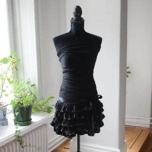 Axelbandslös klänning - MEASUREMENTS length - 72 cm chest - 30 cm waist - 30 cm bottom - 61 cm 