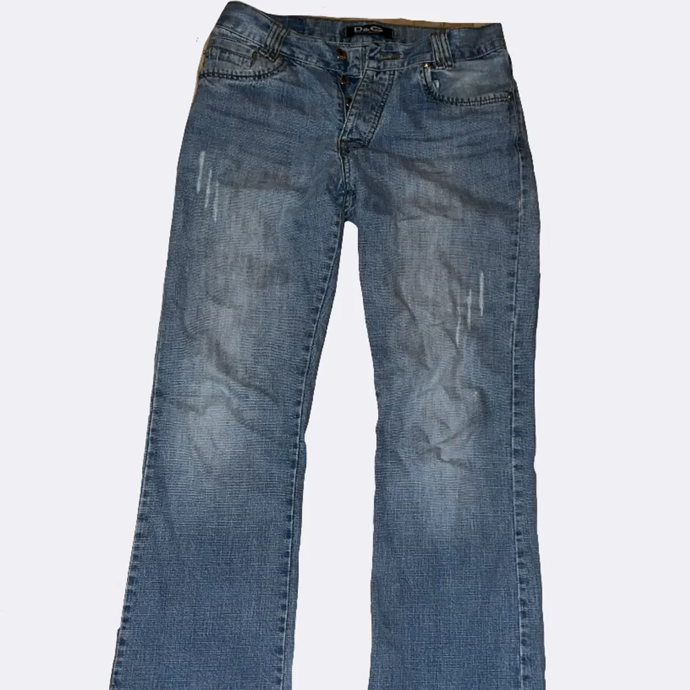 Så balla vintage dolce and gabbana jeans. Midjemått är 40 cm tvärs över och innerbenslängden är 78 cm. Skriv vid funderingar.❤️. Jeans & Byxor.