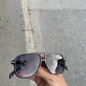 Solglasögon grisch  - Snygga solglasögon med en schysst lila toning som ger ett ”grisch” intryck