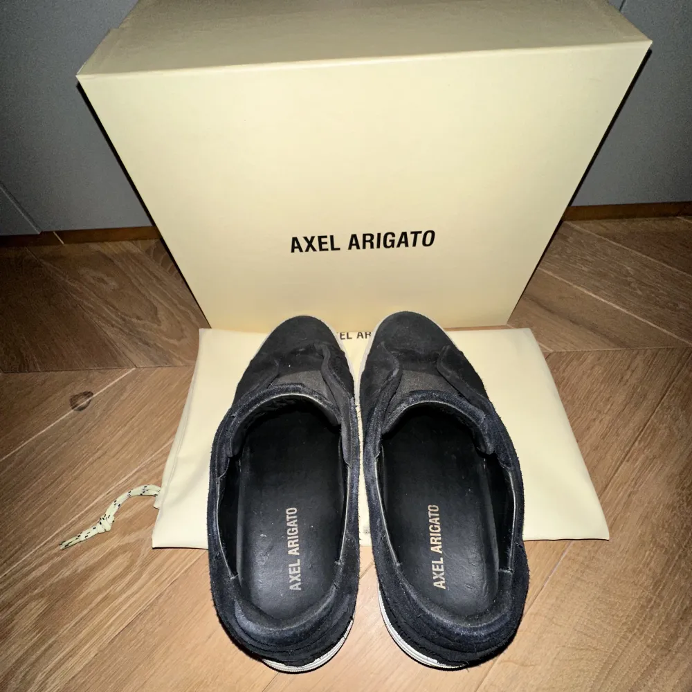 Axel Arigato skor i storlek 41. Mycket bra skick, detta eftersom att jag inte använt de så mycket. Nypris 2650kr. Köpte de på NK i Stockholm. Skor.