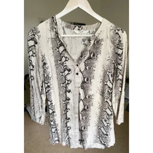 Ormmönstrad blus - Super fin lite längre ormmönstrad blus, i fint skick! Grå/beige i färgen.