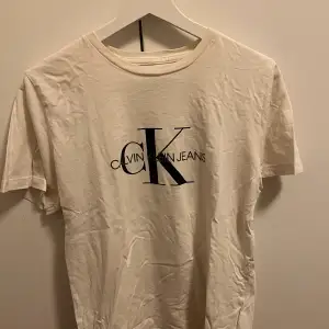 Säljer nu dessa två Calvin Klein tröjor, då dom inte längre kommer till användning. 320 kr för båda. 