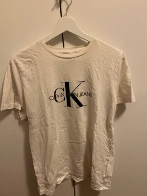 Calvin Klein Tröjor  - Säljer nu dessa två Calvin Klein tröjor, då dom inte längre kommer till användning. 320 kr för båda. 