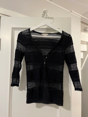 Genomskinligt festtopp från Ralph Lauren - Häftig svart långärmad topp från Ralph Lauren denim supply. Den har används ett flertal gånger och är i mycket bra skick. Den är lite mindre i storleken och är figursydd. Ärmarna slutar halvvägs på underarmarna.