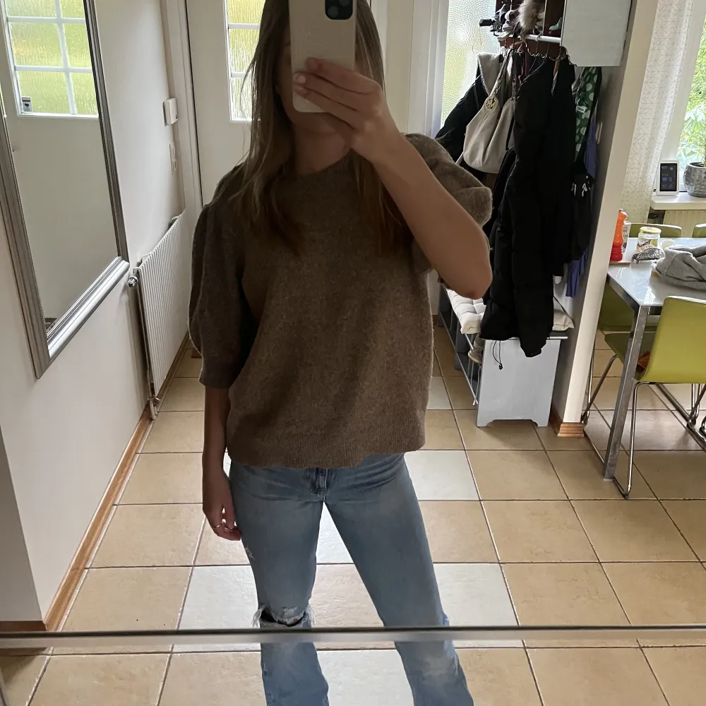 Jag köpte denna tröja i somras och den har knappt kommit till användning. Den är i strl xl, men passar mig som vanligtvis har strl s i kläder.💞. T-paidat.