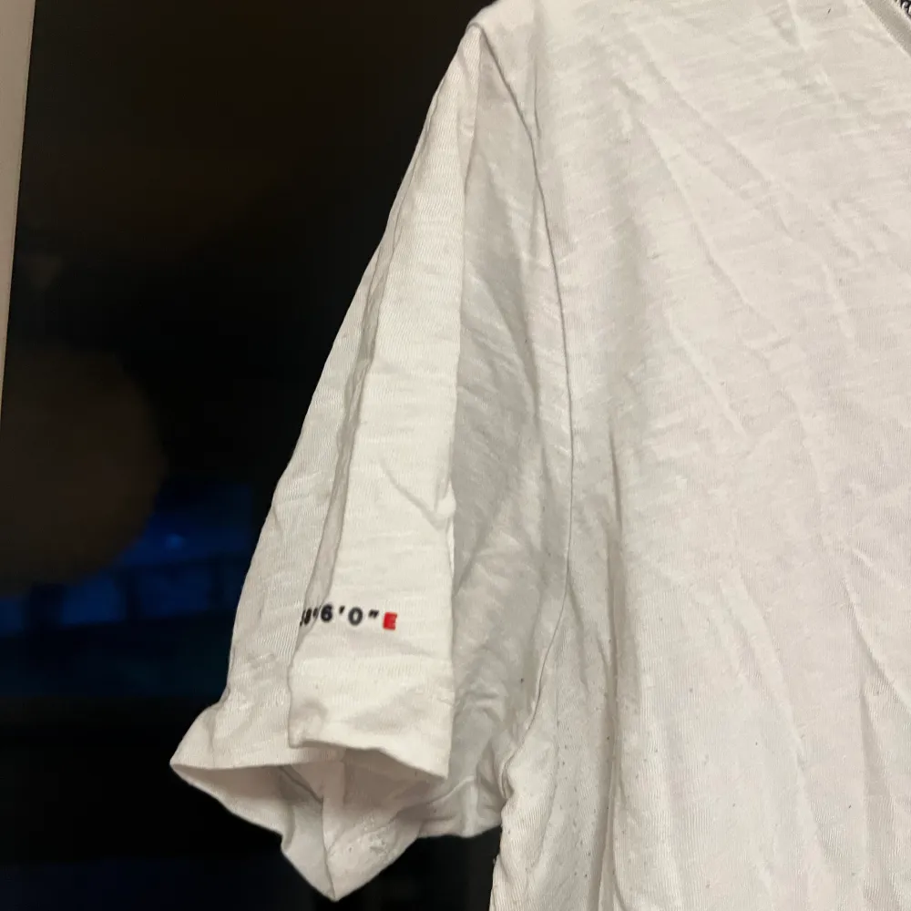 En fin tshirt ifrån Race marine i storlek L. Tshirten har en detalj på armen och en fika på bröstet. Tröjan är i fint skick men är använt skick❤️ 60% bomull 40% polyester. T-shirts.
