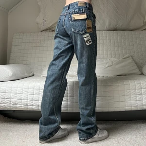 Baggy Jeans - Midja: 81cm✨Innerben: 85cm✨Storleken som står är ”33Reg”, passar mig som är storlek 38 bra❤️Jag på bilderna är 172cm lång💕OBS! Helt nya med lappar kvar✨
