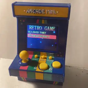 Ett retro-mini arkadspel, knappt använt :) 152 stycken olika spel. Batterier finns i 