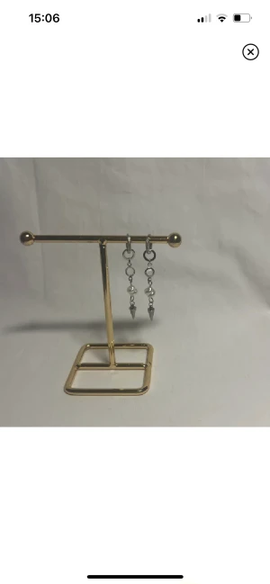 StilSthlm  - Super fina örhängen! Köp för 99kr/st Eller 185kr/paret. Modell 118. Smyckes ställningen finns även att köpa för 299kr! 