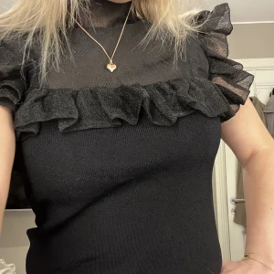 Zara topp - Säljer denna skit fina och populära volang topp från zara💓endast använd en gång, därav nyskick! Storlek m men mer som en s, säljer endast vid bra bud