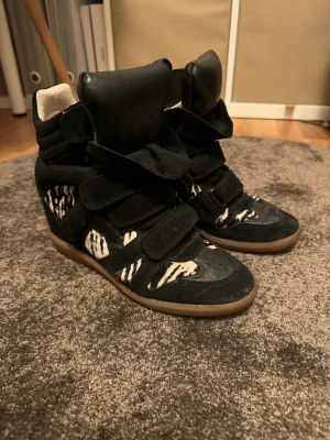 Isabel marant Beckett sneakers  - Isabel marant vackert sneakers i zebra mönster! Storlek 39 men små i storlek, har egentligen 38 Lite fläckar längst fram men går att ta bort om man använder mocka tvätt men syns knappt i verkligheten. Köpt på Vestiaire collective men knappt använda🌟