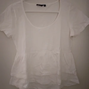 Vit topp med volanger. Bomull.Strlk: XS-SMALL. Lindex. Felfri. - Vit topp med volanger. Bomull. Strlk: XS-SMALL. Lindex. Felfri.